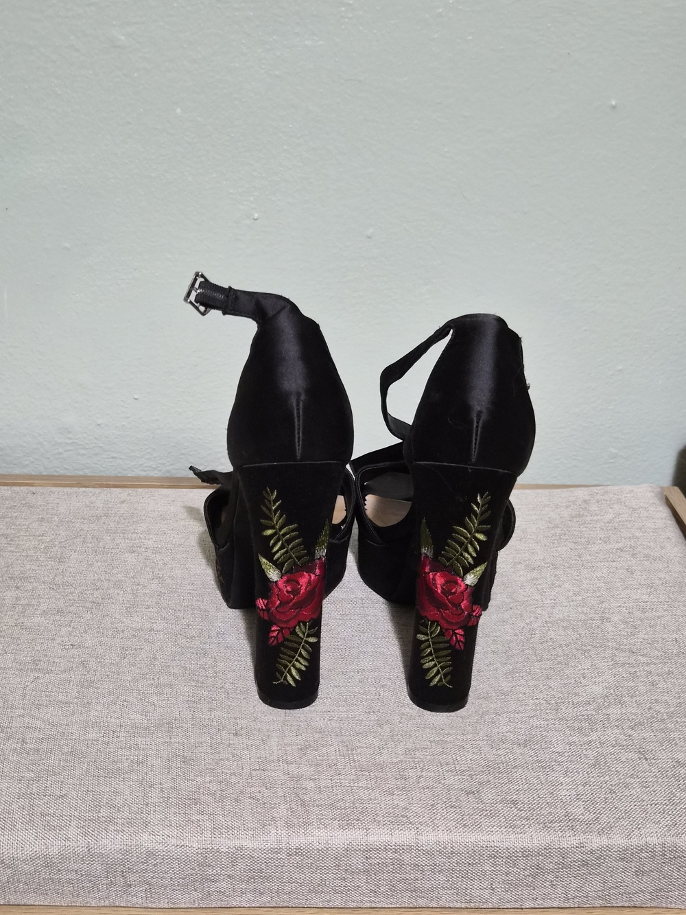 Chinese Laundry Black Embroidered Rose Block Heel Sandals